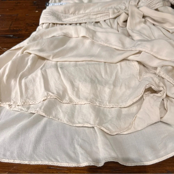 Urban Outfitter Kimchi Blue Trapunto Stitch Cross-Back Romper Beige Sz 6 - Picture 9 of 9